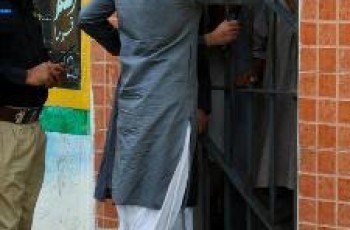 Shahid Afridi visits Central Jail Karachi