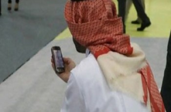 Arab-man-phone