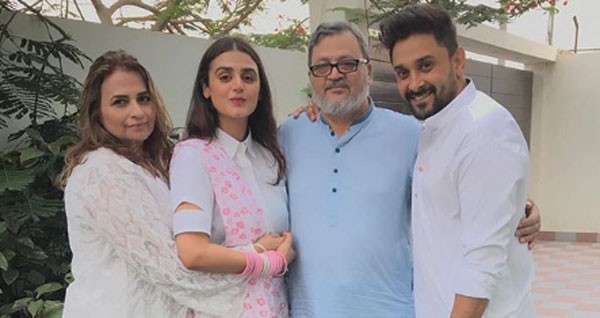 hira mani with her parents and husband