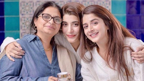 urwa hocane with her sister and mother