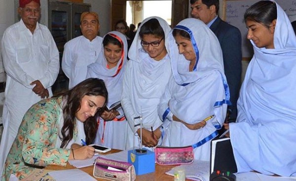 bakhtawar bhutto with school students