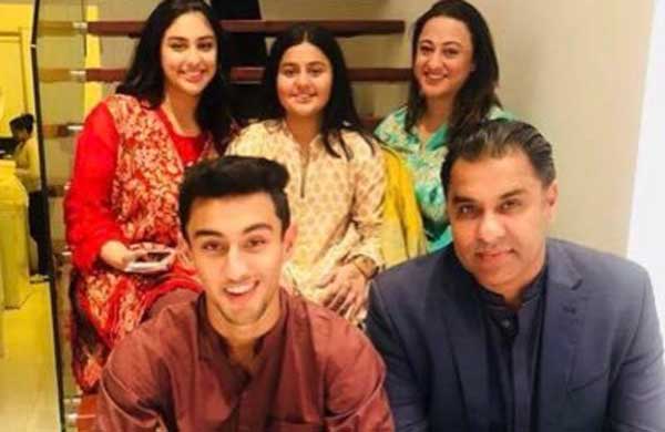 waqar younis wife, daughters & son